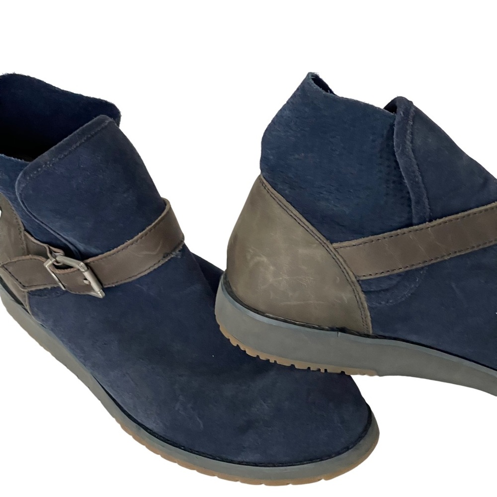 EMU Australia Navy Suede Bootie with strap. Like new. Size 10